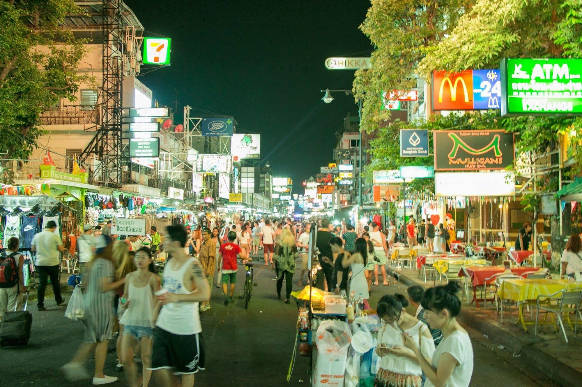 The Street Hostel Bangkok Exterior photo